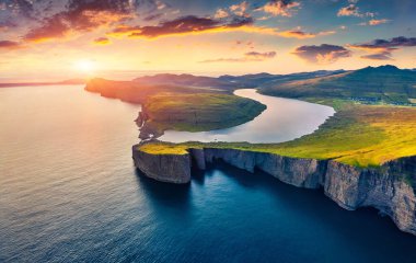Uçan İHA 'nın görüntüsü. Sorvagsvatn Gölü, Vagar, Faroe Adaları, Danimarka Krallığı, Avrupa 'nın nefes kesici akşam manzarası. Atlantik Okyanusu 'nda inanılmaz yaz günbatımı.