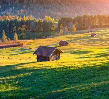 Son gün ışığı eldivenli göl ve dağ tepeleri. Wagenbruchsee 'nin (Geroldsee) muhteşem akşam sahnesi. Bavyera Alpleri, Almanya, Avrupa 'nın etkileyici sonbahar manzarası. Doğa konseptinin güzelliği.