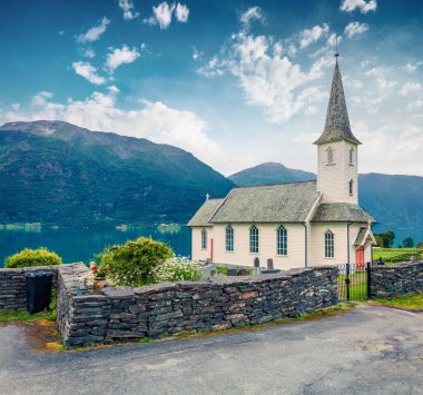 Norveç 'in Sogn og Fjordane ilçesindeki Luster Belediyesi' ndeki Nes Kilisesi 'nin muhteşem yaz manzarası. Lustrafjorden 'in batı kıyısındaki Nes köyünün muhteşem sabah manzarası..
