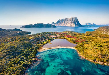 Uçan İHA 'nın görüntüsü. Arka planda Tavolara dağının olduğu Salina Bamba plajının şaşırtıcı yaz sahnesi. Sardunya adası, İtalya ve Avrupa 'nın inanılmaz sabah manzarası.