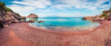 Yunanistan 'ın kuzeydoğusundaki Corinthia sahilinde harika bir bahar manzarası. Yunan tatil köyünün güneşli açık hava manzarası. Doğa konseptinin güzelliği.