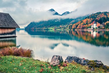 Grundlsee Gölü 'nün puslu sonbahar manzarası. Brauhof köyünün romantik sabah manzarası, Avusturya 'nın Styria bakışı, Avrupa. Alpler 'in renkli manzarası. Seyahat konsepti arka planı. 