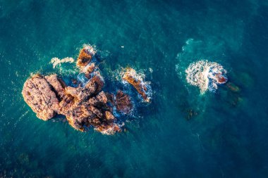 Akdeniz 'deki volkanik kayaların yukarıdan görünüşü. Milazzo yarımadasının kıyısında uçan bir dronun görüntüsü. Sicilya, İtalya, Avrupa 'nın göz kamaştırıcı bahar sahnesi. Doğa konseptinin güzelliği.