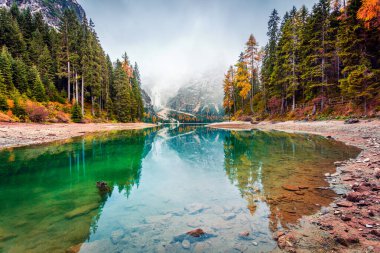 Braies Gölü 'ndeki ilk kar. İtalyan Alplerinde renkli sonbahar manzarası, Naturpark Fanes-Sennes-Prags, Dolomite, İtalya, Avrupa. Doğa konseptinin güzelliği.