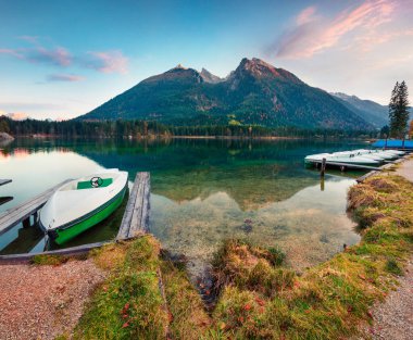 Hintersee Gölü 'nün güzel sonbahar günbatımı. Avusturya, Almanya ve Avrupa sınırındaki Bavyera Alpleri 'nin renkli akşam manzarası. Seyahat konsepti arka planı.