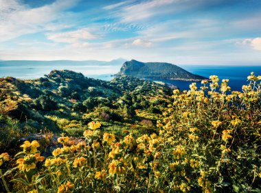 Navarino Kalesi 'nin tepesinden güneşli bahar manzarası. İyon Denizi 'nin parlak sabah deniz manzarası, Pylos kasabası, Moreloponnese, Yunanistan, Avrupa. Instagram filtresi ayarlandı. Orton Efekti