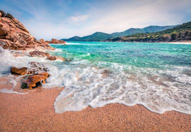 Ege Denizi 'nin güneşli yaz deniz manzarası. Küba Sahili 'nin güzel deniz manzarası Olimpiada Köyü, Greeace, Avrupa. Doğa konseptinin güzelliği