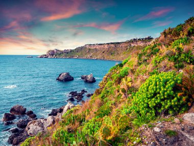Messina vilayeti Piscina di Venere ile birlikte liman ve Cape Milazzo 'da renkli bir bahar manzarası. Sicilya 'da gün doğumu, İtalya, Avrupa. Akdeniz 'de Sabah.