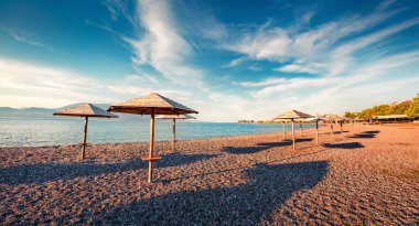 Nafpaktos sahilinin panoramik yaz manzarası. Korint Körfezi, Yunanistan, Avrupa 'nın güneşli sabah manzarası. Sakin Akdeniz manzarası. Tatil kavramı arka planı.