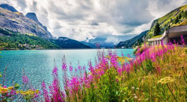 Fedaia Gölü 'nün muhteşem sabah manzarası. Dolomiti Alpleri 'nin, Gran Poz' un, Trentino-Alto Adige / Sudtirol bölgesinin, İtalya 'nın, Avrupa' nın harika yaz manzarası. Doğa konseptinin güzelliği.