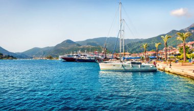 Nydri Limanı 'nın panoramik ilkbahar manzarası. İyon Denizi 'nin renkli sabah deniz manzarası. Lefkada Adası, Yunanistan, Avrupa 'nın güneşli açık hava manzarası. Seyahat konsepti arka planı.