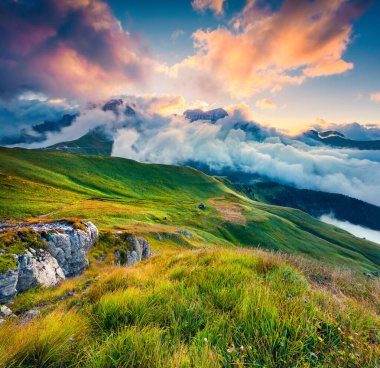 Sisli Val di Fassa Vadisi 'nde Passo Sella' yla gün doğumuna birkaç saniye kaldı. Ulusal Park. Dolomitler, Güney Tyrol, İtalya, Avrupa. 