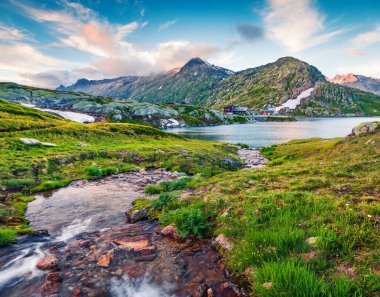 Totensee Gölü 'nün yakınındaki saf su ekibi Grimselpass' ın tepesinde. İsviçre Alpleri, Bern Kantonu, İsviçre, Avrupa 'da renkli bir yaz sabahı. İşlenmiş fotoğraf sonrası sanatsal stil.