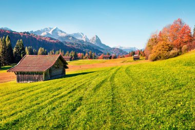 Wagenbruchsee 'deki Zugspitze Dağları' nın (Geroldsee) renkli sabah manzarası. Bavyera Alpleri, Almanya, Avrupa 'nın güzel sonbahar manzarası. Doğa konseptinin güzelliği.
