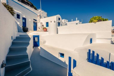 Santorini adasının güneşli sabah manzarası. Yunanistan 'ın ünlü tatil beldesi Oia, Yunanistan ve Avrupa' nın resimli bahar sahnesi. Seyahat konsepti arka planı.