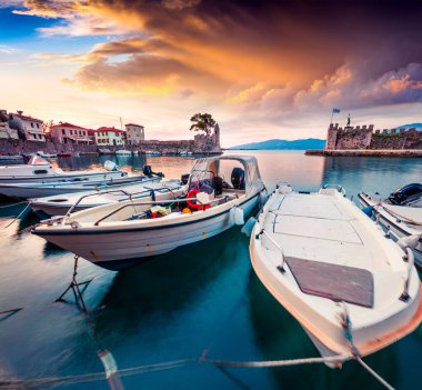 Nafpaktos limanının renkli bahar manzarası. Korint Körfezi 'nde, Yunanistan' da, Avrupa 'da fantastik bir gün doğumu. Kırsal konseptin güzelliği.