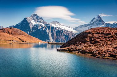 Arka planda Wetterhorn ve Wellhorn zirveleri olan Bachsee Gölü 'nün fantastik sonbahar sahnesi. Bernese Oberland Alplerinde renkli bir yaz sabahı, Grindelwald konumu, Innertkirchen, İsviçre, Avrupa.
