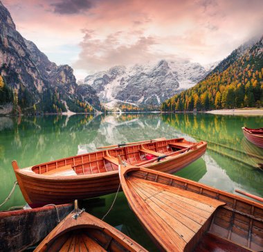 Arka planda Braies Lakeand Seekofel 'deki eğlence tekneleri. İtalyan Alplerinde renkli sonbahar manzarası, Naturpark Fanes-Sennes-Prags, Dolomite, İtalya, Avrupa. İşlenmiş fotoğraf sonrası sanatsal stil