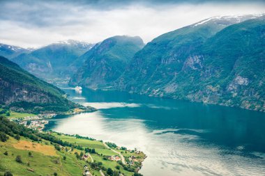 Sognefjorden fiyordunun kuş bakışı görüntüsü. Norveç 'in Aurlandsvangen köyü ile renkli bir yaz sahnesi. Seyahat konsepti geçmişi. Instagram filtre tonu