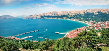 Bashka kasabasının sabah hava manzarası. Adriyatik denizi, Krk adası, Kvarner Körfezi takımadaları, Hırvatistan ve Avrupa 'nın renkli yaz deniz manzarası. Akdeniz ülkelerinin güzel dünyası.