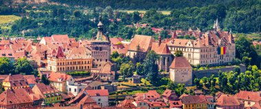 Saat Kulesi ve Belediye Binası ile Sighisoara 'nın panoramik sabah manzarası. Ortaçağ 'ın Transilvanya, Romanya ve Avrupa kentinin güneşli yaz manzarası. Seyahat konsepti arka planı. 