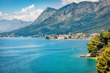 Gradac şehrinin çekici yaz manzarası. Adriyatik Denizi 'nin büyüleyici sabah deniz manzarası, Güney Dalmaçya, Hırvatistan ve Avrupa' daki Makarska Rivierası 'nın en güneydeki turistik bölgesi.