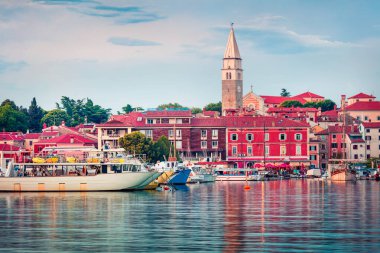 Eski balıkçı kasabası Isola 'nın muhteşem şehir manzarası. Adriyatik Denizi 'nin renkli bahar deniz manzarası. Slovenya, Avrupa 'nın güzel akşam manzarası. Seyahat konsepti arka planı. 
