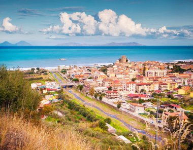Messina, Brolo şehrinin renkli bahar manzarası. Akdeniz kıyısında, Sicilya, İtalya, Avrupa 'da güzel bir sabah manzarası. Deniz tatil beldesi konseptinin güzelliği