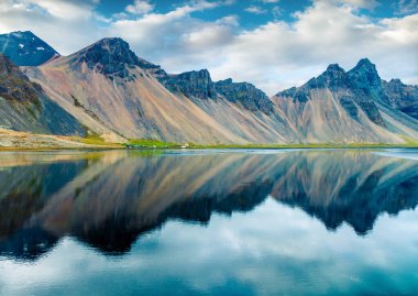 Stoksnes Burnu 'nun dramatik yaz sahnesinde arka planda Vestrahorn (Batman Dağı), güneydoğu İzlanda kıyısı. İzlanda, Avrupa. Doğa konseptinin güzelliği
