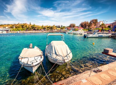 Porto Rafti limanının harika bahar sahnesi. Yunanistan, Ege Denizi 'nin güneşli sabah deniz manzarası. Seyahat konsepti arka planı.