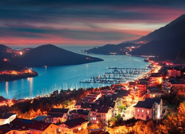 Antalya 'nın Antalya ilçesi Kas şehrinin kuş bakışı görüntüsü, Asya. Küçük Akdeniz yat ve turist kasabasında renkli bahar günbatımı.