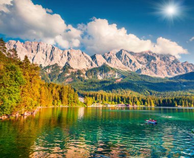 Zugspitze sıradağlarıyla Eibsee Gölü 'nde güneşli bir yaz sabahı. Alman Alpleri, Bavyera, Garmisch-Partenkirchen köyü, Almanya ve Avrupa 'da muhteşem bir açık hava sahnesi. 