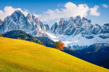 Geisler veya Odle Dolomites Grubu 'nun önündeki Santa Maddalena köyünün parlak manzarası. Dolomite Alpleri 'nin renkli sonbahar sahnesi, İtalya, Avrupa. Doğa konseptinin güzelliği.