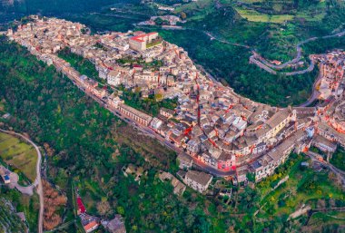 Uçan İHA 'nın görüntüsü. Ragusa şehrinde gün batımında Duomo San Giorgio 'nun arkasında Barok Katolik Kilisesi vardı. Sicilya, İtalya, Avrupa 'nın heyecan verici akşam manzarası.