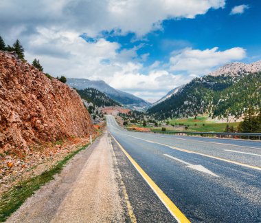 Dramatik bulutlu gökyüzü ile boş asfalt yol. Asya, Türkiye 'nin güzel açık hava manzarası. Seyahat kavramı arkaplanı resmi.
