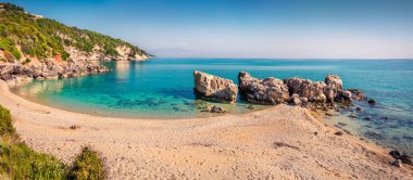 Küçük Xigia plajının güneşli bahar manzarası. İyon Denizi, Zakynthos Adası, Yunanistan ve Avrupa 'nın güzel sabah manzarası. Doğa konseptinin güzelliği