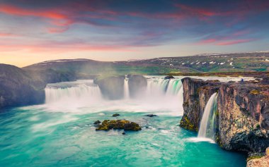 Godafoss Şelalesi 'nde yaz sabahı sahnesi. İzlanda, Avrupa 'daki Skjalfandafljot nehrinde renkli bir gün doğumu. İşlenmiş fotoğraf sonrası sanatsal stil.