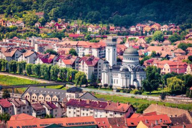 Sighisoara 'nın Kutsal Üçleme Kilisesi' yle muhteşem bir yaz şehri. Romanya 'nın Transilvanya kenti Avrupa' nın ortaçağ sabah manzarası. Seyahat konsepti arka planı. 
