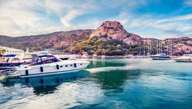 Poltu Quatu limanının lüks yatı ve motorlu teknesiyle muhteşem bir yaz manzarası. Sardunya adası, İtalya, Avrupa 'nın göz kamaştırıcı sabah manzarası. Parlak Akdeniz manzarası. Seyahat konsepti arka planı