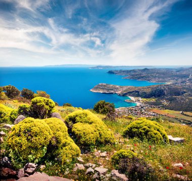 Paralia Kakis Thalassis köyünün hava görüntüsü. Ege Denizi 'nin renkli bahar deniz manzarası. Yunanistan, Avrupa 'nın güneşli sabah manzarası. Doğa konseptinin güzelliği