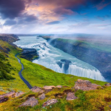 Sabahın sisinde büyük bir şelale Gulfoss. Güneybatı İzlanda, Avrupa 'da Hvita nehrinde renkli bir yaz gündoğumu. İşlenmiş fotoğraf sonrası sanatsal stil.