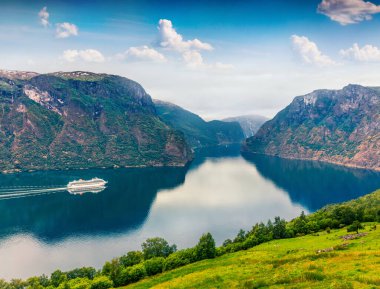 Sognefjorden fiyordunun harika yaz manzarası. Norveç 'in Aurlandsvangen köyü ile renkli bir sabah sahnesi. Seyahat konsepti geçmişi. İşlenmiş fotoğraf sonrası sanatsal stil.