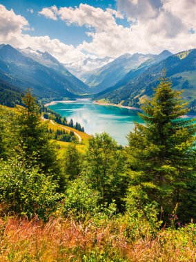 Speicher Durlassboden Gölü 'nün Graet yaz manzarası. Avusturya Alpleri 'ndeki Richterspitze dağ sırasının güneşli sabah manzarası, Tyrol Eyaleti, Avusturya, Avrupa' daki Schwaz bölgesi. İşlenmiş fotoğraf sonrası sanatsal stil.