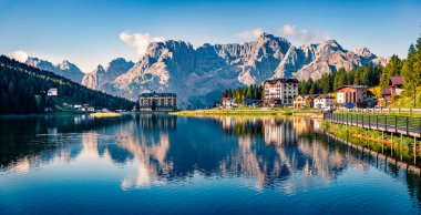 Misurina köyünün panoramik sabah manzarası, Ulusal Park Tre Cime di Lavaredo, Konum Auronzo, Dolomiti Alps, Güney Tyrol, İtalya, Avrupa. Misurina Gölü 'nün renkli yaz sahnesi.