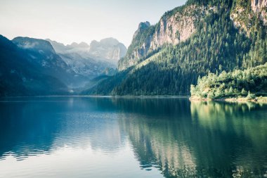 Arkasında Dachstein buzulu olan Vorderer Gölü 'nün (Gosausee) parlak yaz sahnesi. Avusturya Alpleri, Yukarı Avusturya, Avrupa 'nın çekici sabah manzarası. Instagram filtre tonu