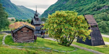 Borgund Stave Kilisesi 'nin muhteşem yaz manzarası, Norveç' in Sogn og Fjordane ilçesinin Lerdal belediyesine bağlı Borgund köyünde yer alıyor. Seyahat konsepti arka planı.