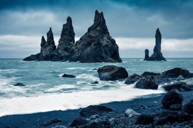 Atlantik Okyanusu 'ndaki Reynisdrangar kayalıklarının dramatik deniz manzarası. Güney İzlanda 'da karanlık bir yaz sabahı, Vik Köyü, Avrupa. İşlenmiş fotoğraf sonrası sanatsal stil.