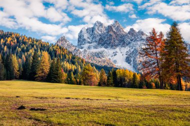 Vallone köyünden Durrenstein Dağı 'nın güneşli manzarası. Bolzano ili Dolomite Alpleri 'nde renkli bir sonbahar sahnesi. Güney Tyrol, Itale, Avrupa. İşlenmiş fotoğraf sonrası sanatsal stil