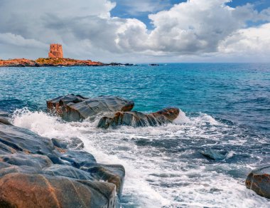 Torre di Bari kulesinin dramatik bahar manzarası. Sardunya Adası, İtalya, Avrupa 'nın muhteşem sabah manzarası. Akdeniz 'in inanılmaz deniz manzarası. Doğa konseptinin güzelliği