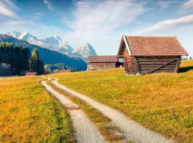 Wagenbruchsee 'deki Zugspitze Dağları' nın (Geroldsee) güneşli sabah manzarası. Bavyera Alpleri, Almanya, Avrupa 'nın güzel sonbahar manzarası. Doğa konseptinin güzelliği.